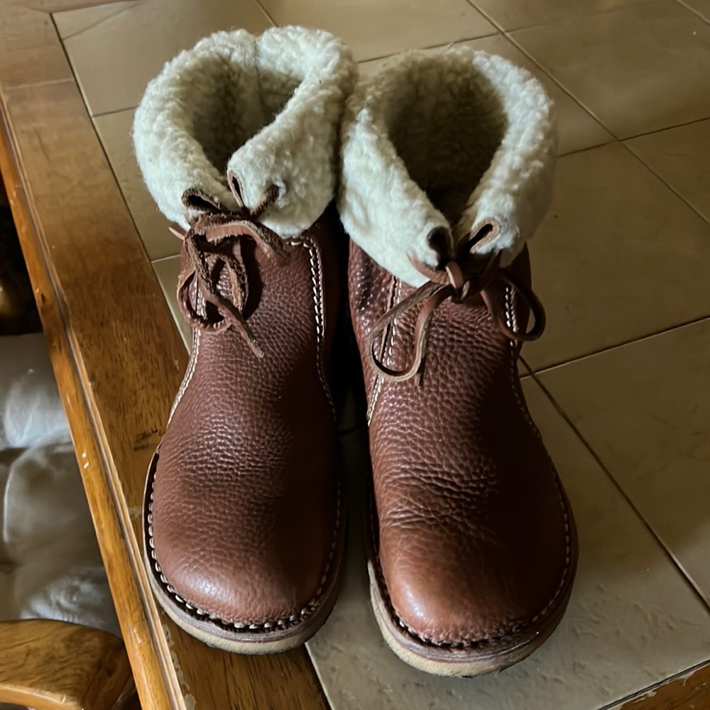 These are ARHUS DUCK FEET BOOTS IN GREAT CONDITION WORN 5 times maybe